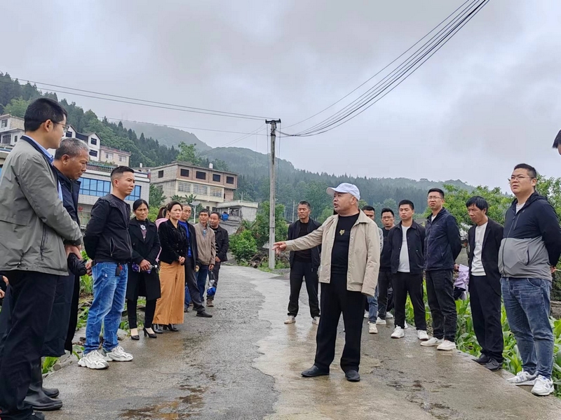 (2)流長苗族鄉農村人居環境整治示范點打造暨“自己動手·美化家園”行動交流學習活動現場。