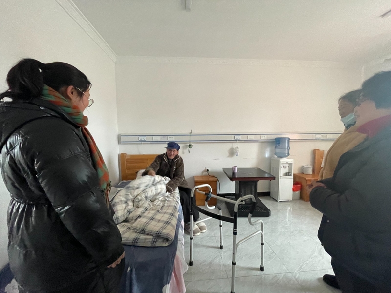 (4)張歷霞在敬老中心看望特困供養老人。