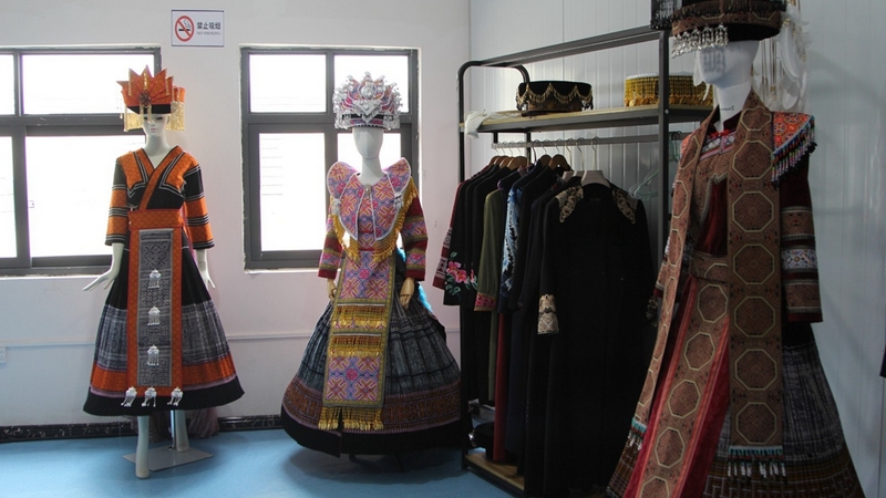 這些衣服上的花和圖案全是手工繡，衣服款式是自己設計，自己配花配色配線 修文縣融媒體中心李宇 攝