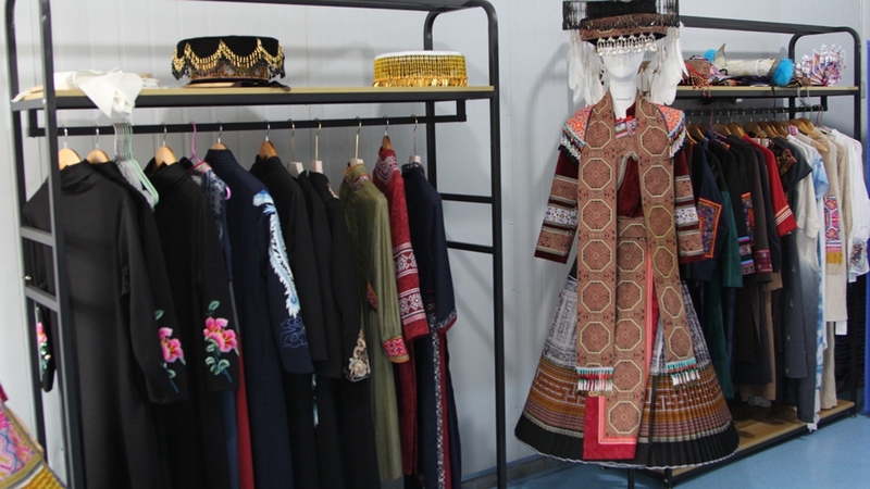 在民族服飾展示區，整齊排列的一件件精美的苗族服飾，工藝精湛，艷麗多彩 修文縣融媒體中心李宇 攝