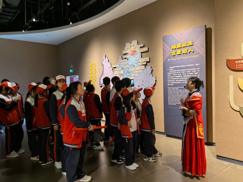 研學學生聆聽仡佬民族歷史文化講述。 陳西南 攝 