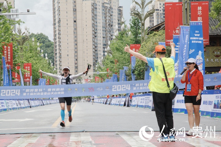 桐梓“村跑”現場。人民網 龍章榆攝