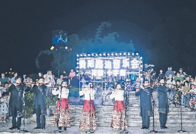 5月25日，貴州大學音樂學院學生在音樂會上演奏竹笛。