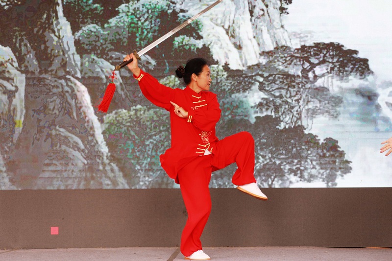 黔西市太極拳協會攜手黔西市老年大學組織老年人在該市金街廣場進行太極拳表演。