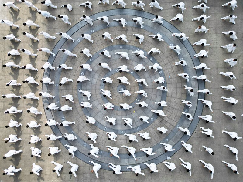 黔西市太極拳協會攜手黔西市老年大學組織老年人在該市金街廣場進行太極拳表演。