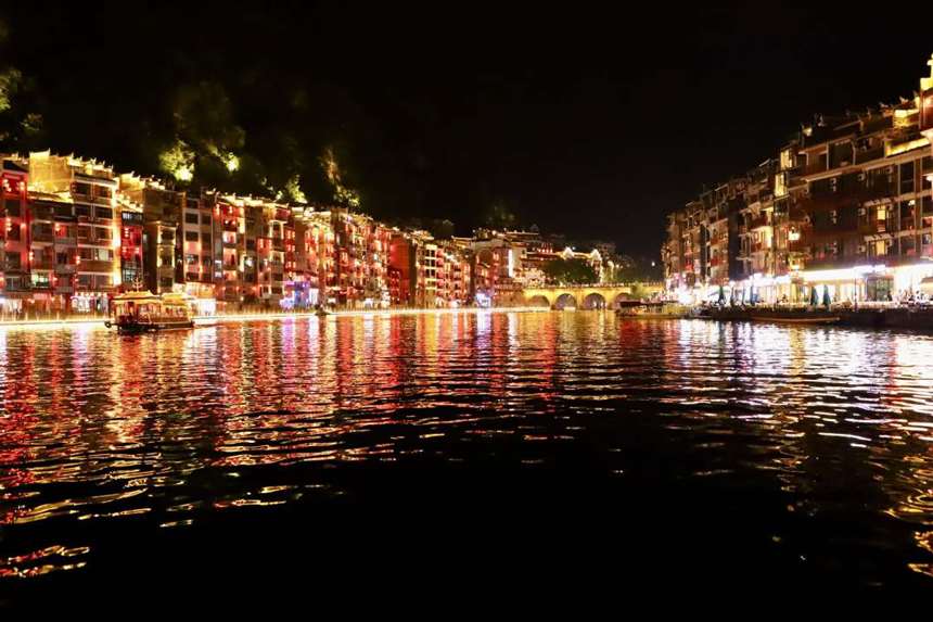 圖為鎮遠夜景。顧蘭云攝