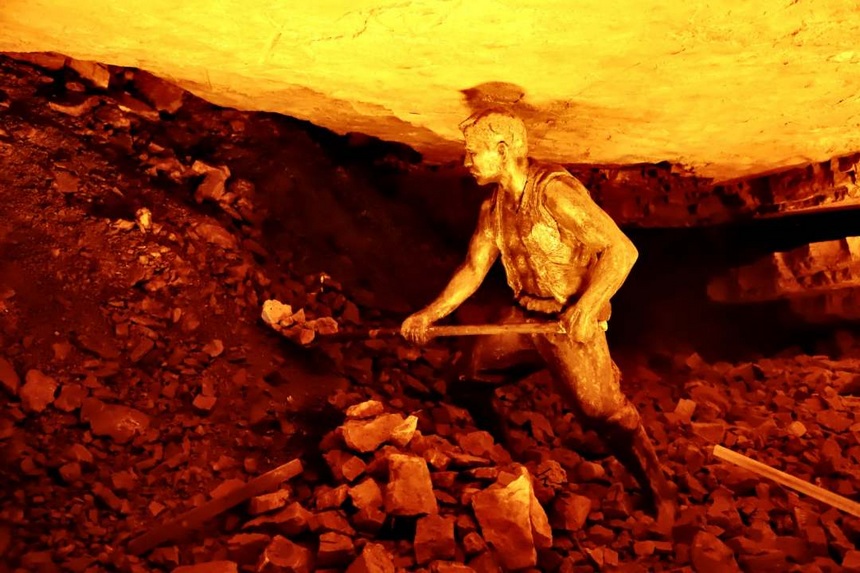 圖為礦洞內部展示的礦工工作場景雕像。顧蘭云攝