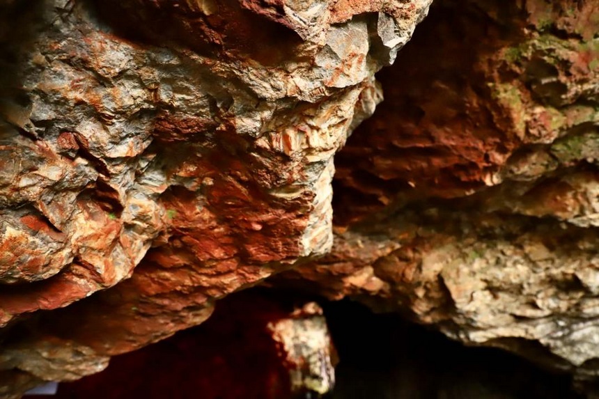 圖為礦洞內部，絢麗的燈光照在礦石上。顧蘭云攝