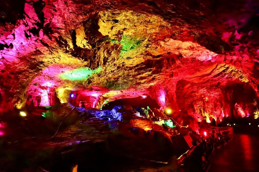圖為礦洞內部,絢麗的燈光照在礦石上。顧蘭云攝
