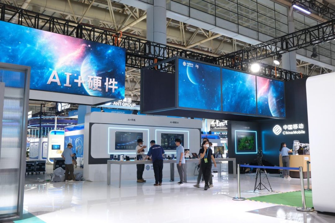 圖為中國移動AI硬件展區。
