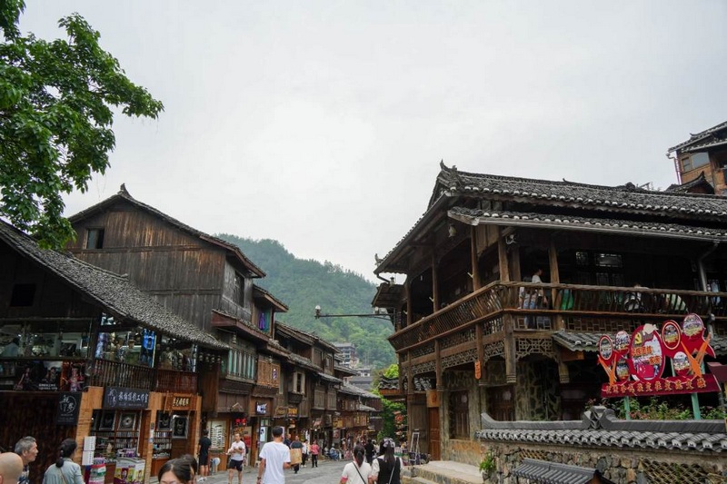 西江千戶苗寨街道，街道兩邊的苗寨建筑古色古香。姚晶權攝