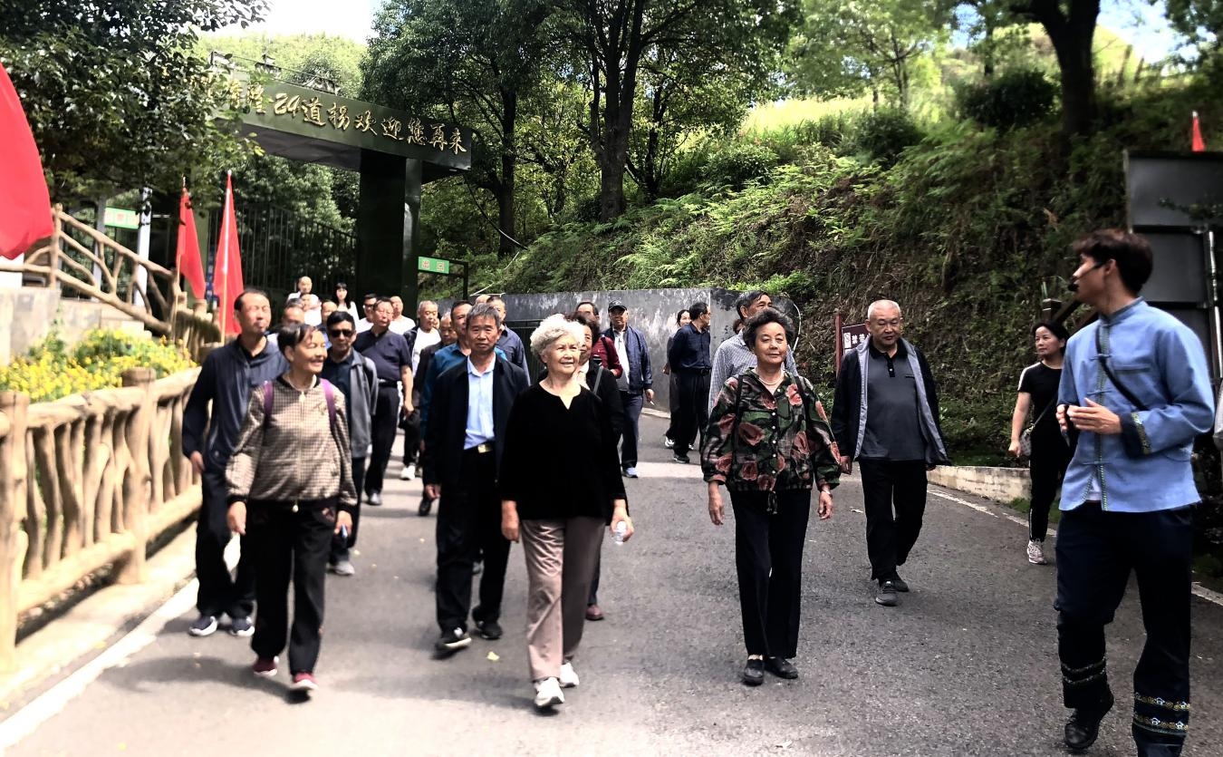 圖為組織老同志赴晴隆縣開展考察學習。