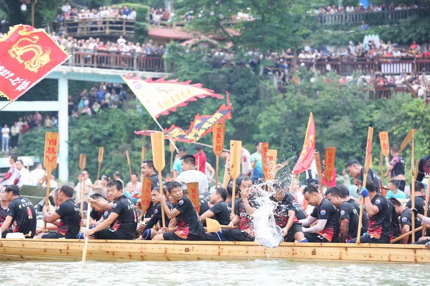 “龍舟游江”活動現場。申逸愷、李銘亨攝