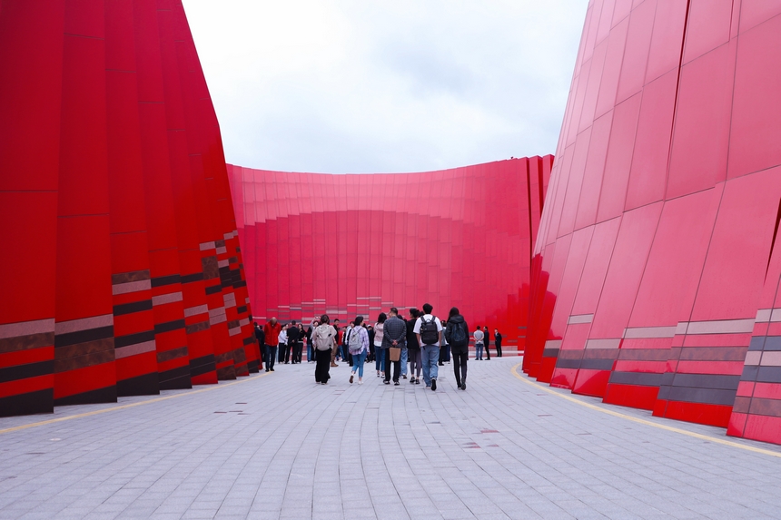 游客陸續進入場館。顧蘭云 攝