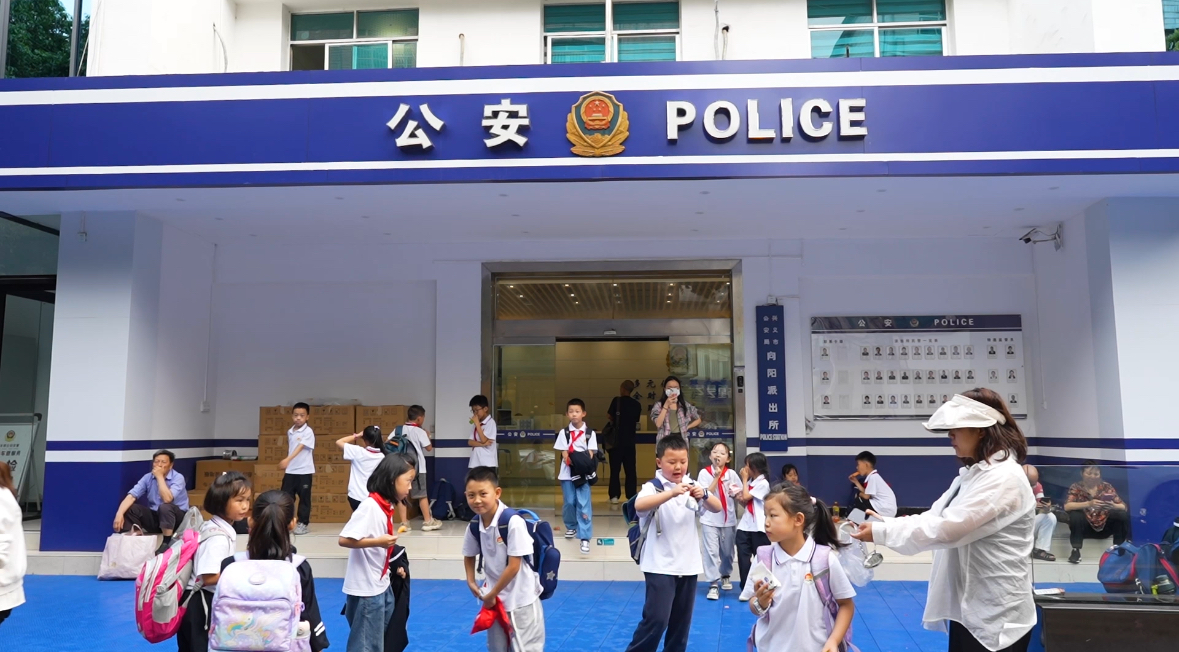 放學后孩子們陸續來到向陽派出所等待家長來此接送。