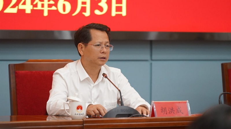 2貴州省林業局黨組書記、局長胡洪成作開班動員講話。