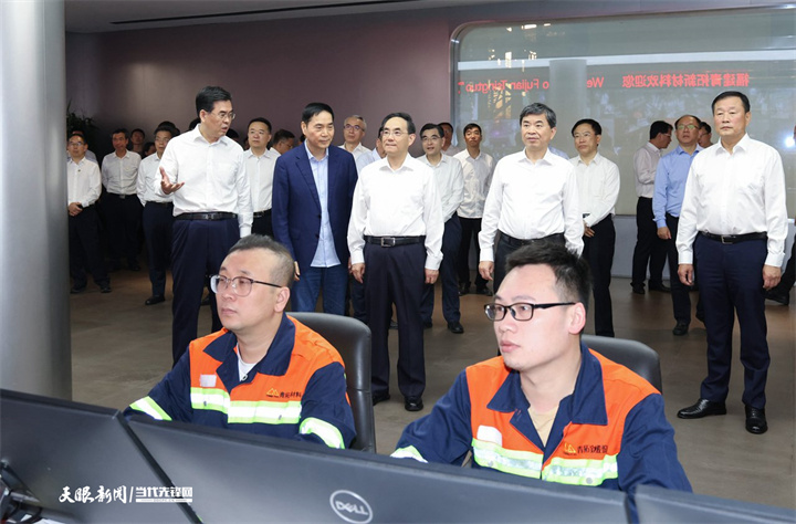 圖為貴州省黨政代表團在青拓集團學習考察。