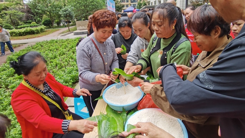 修文縣“我們的節日·端午節”暨計生特殊家庭暖心行動健康知識宣傳活動在陽明洞街道美林灣一期小區舉行 修文縣融媒體中心畢音紅 攝