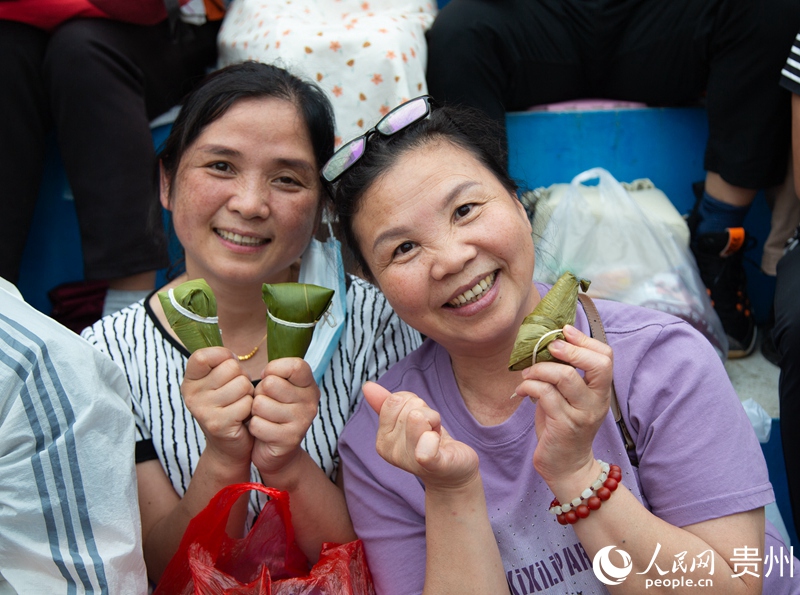 6、主辦方給現場群眾發放了粽子一同慶祝端午節。人民網記者 高華攝