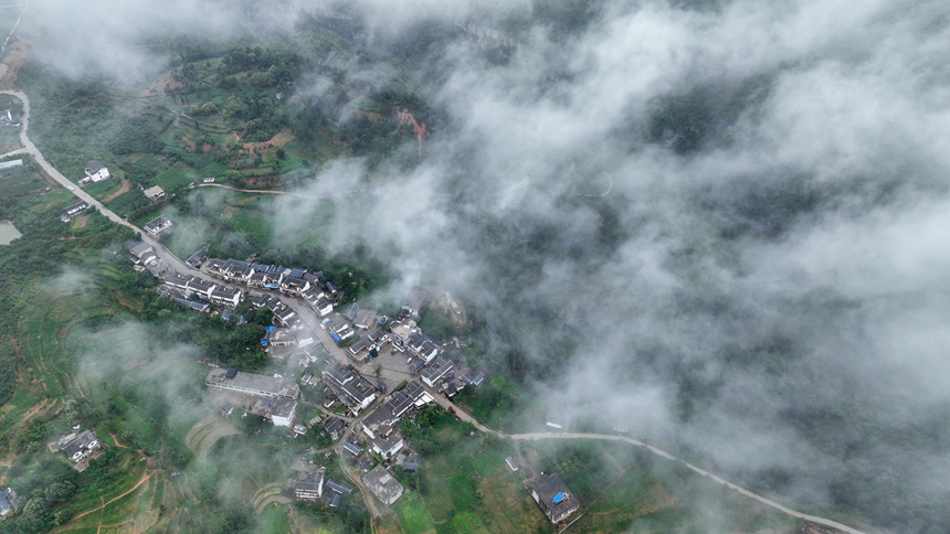 2024年6月9日，貴州省畢節赫章縣平山鎮中寨社區云霧繚繞。