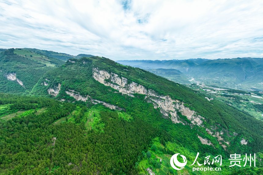 航拍貴州省畢節市七星關區生機鎮高流村高流天渠。人民網記者 涂敏攝