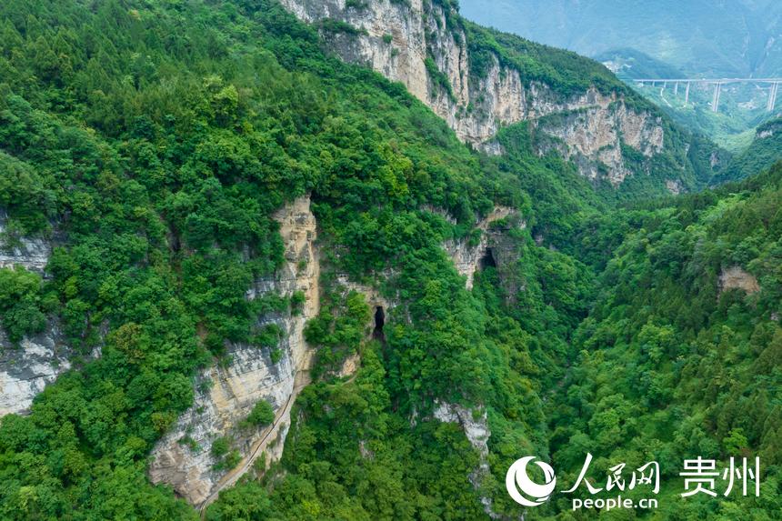 航拍貴州省畢節市七星關區生機鎮高流村高流天渠。人民網記者 涂敏攝