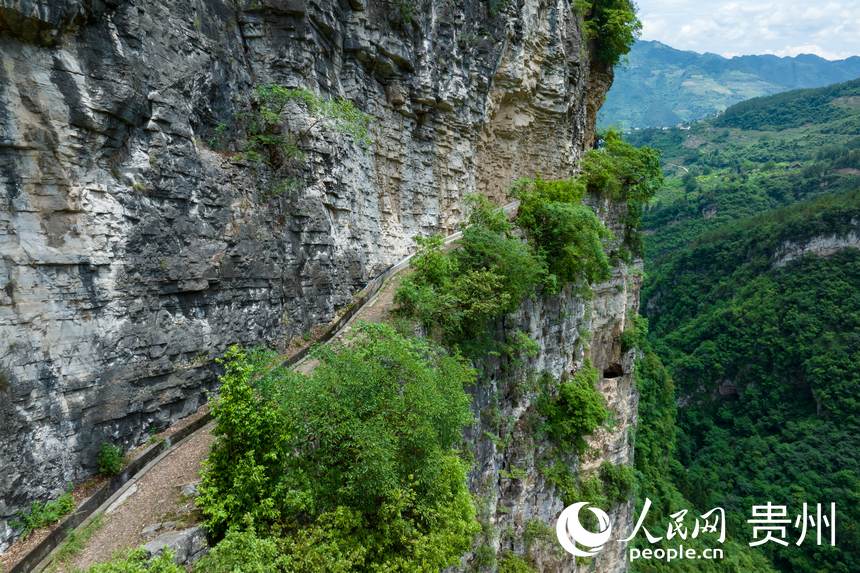 航拍貴州省畢節市七星關區生機鎮高流村高流天渠。人民網記者 涂敏攝