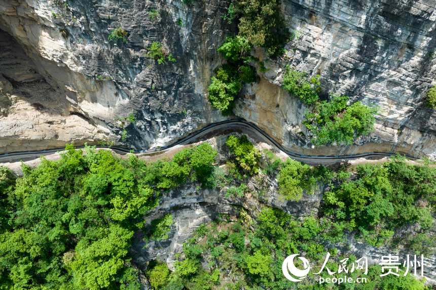 航拍貴州省畢節市七星關區生機鎮高流村高流天渠。人民網記者 涂敏攝