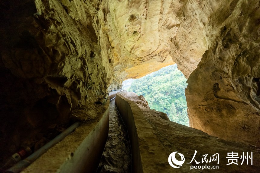 從山洞間穿過的高流天渠。人民網記者 涂敏攝