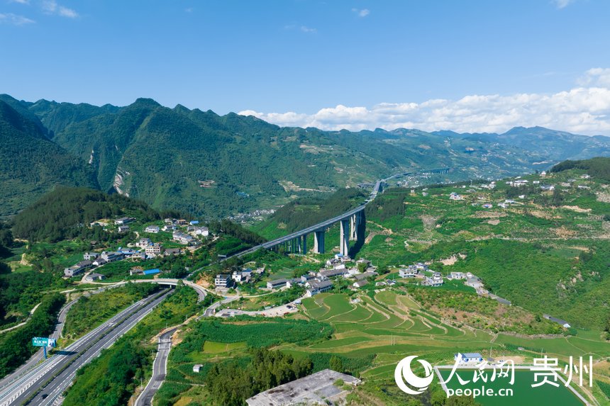 航拍貴州省畢節市七星關區生機鎮高流村。人民網記者 涂敏攝