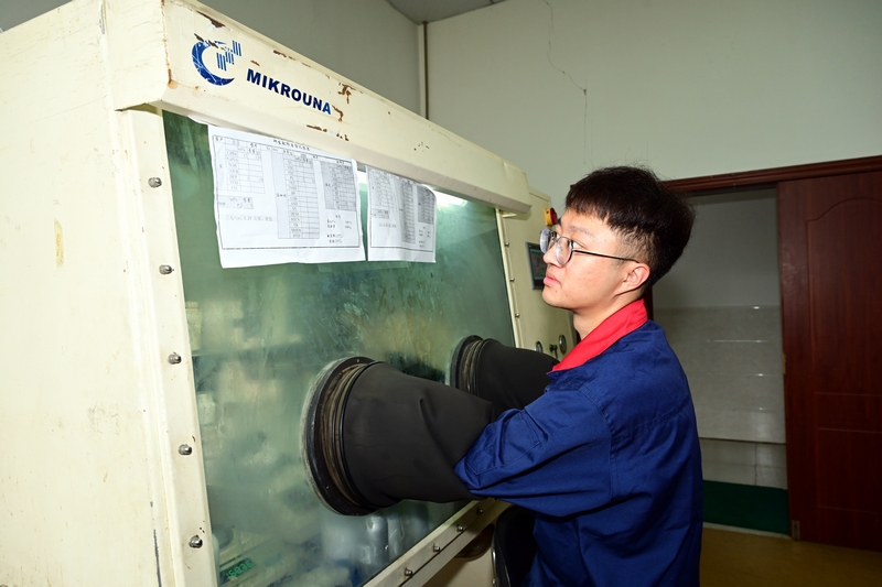 _檢測員正對剛下線的電解液進行最后的檢測。姚寧攝