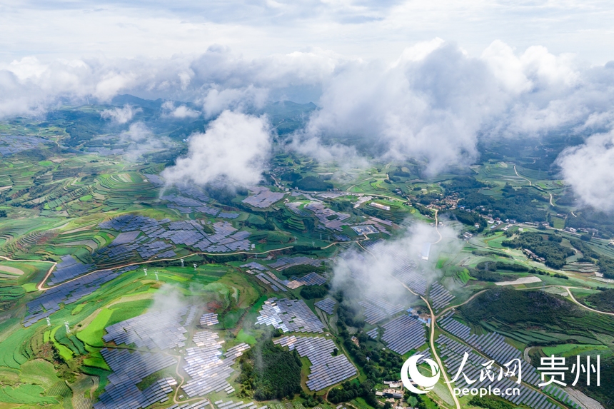 航拍貴州省威寧縣仙水窩農業光伏電站。人民網記者 涂敏攝