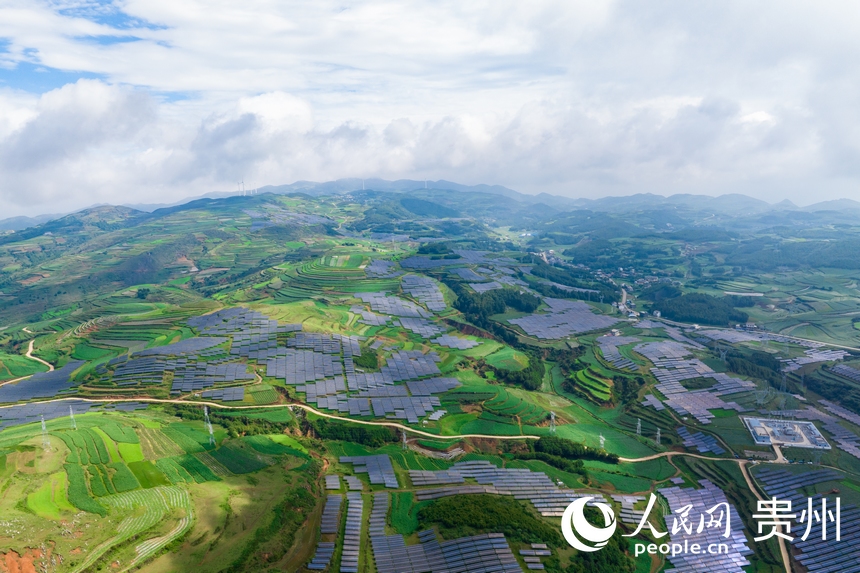 航拍貴州省威寧縣仙水窩農業光伏電站。人民網記者 涂敏攝
