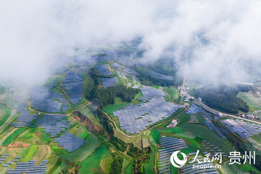 航拍貴州省威寧縣仙水窩農業光伏電站。人民網記者 涂敏攝