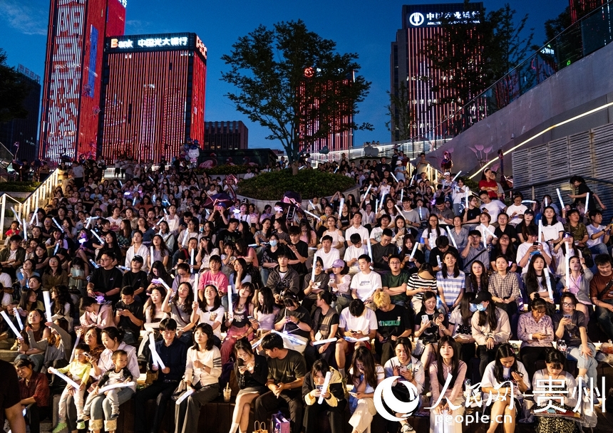 律動的歌聲吸引了大批市民圍觀。人民網 陽茜攝