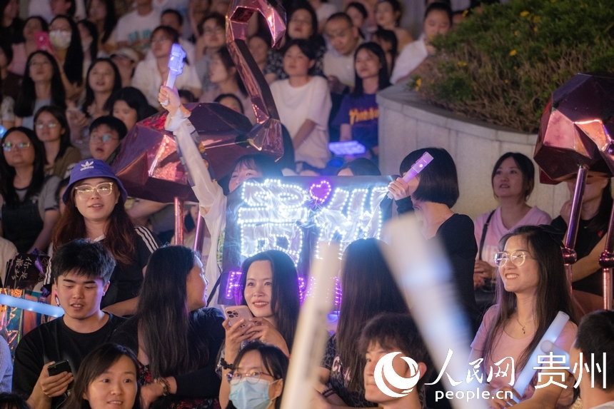 觀眾在現場高舉燈牌。人民網 陽茜攝