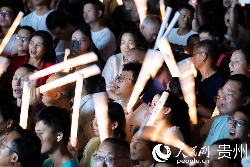 觀眾揮舞著熒光棒一同跟唱。人民網記者 涂敏攝