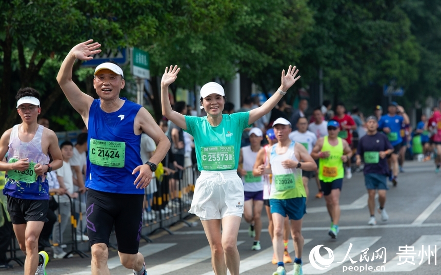 共有32000名選手參加2024貴陽馬拉松比賽。人民網記者 高華攝