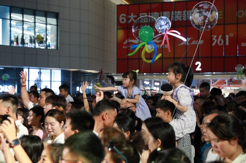 清鎮市打造消費新場景，點亮夏日“夜經濟”。
