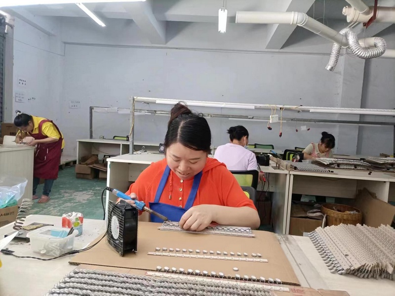 樓下上班的移民群眾。