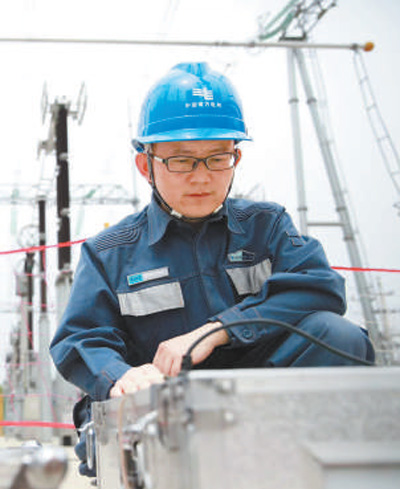 史純清進行電氣設備試驗。受訪者供圖