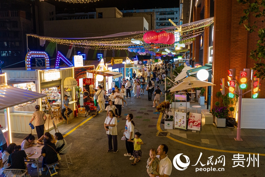 6月21日，華燈初上，貴陽新印廠霓虹閃爍，映照城市夜生活。人民網 陽茜攝 