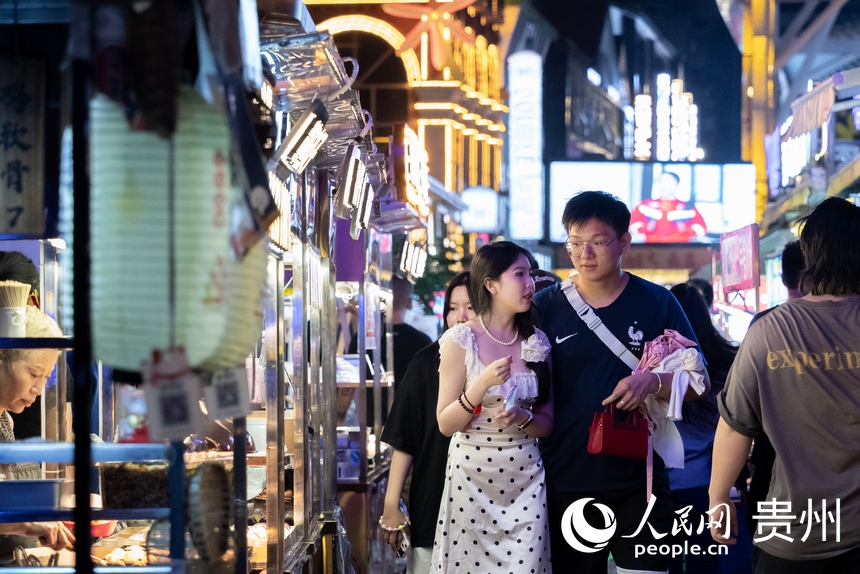 6月21日，市民游客在貴陽市太平路街區游覽。人民網記者 涂敏攝