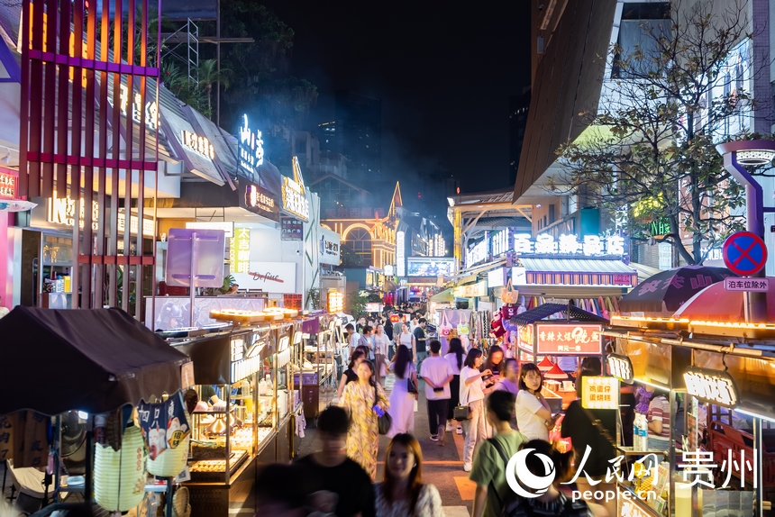 6月21日，夜幕下人頭攢動的貴陽市太平路街區。人民網記者 涂敏攝 