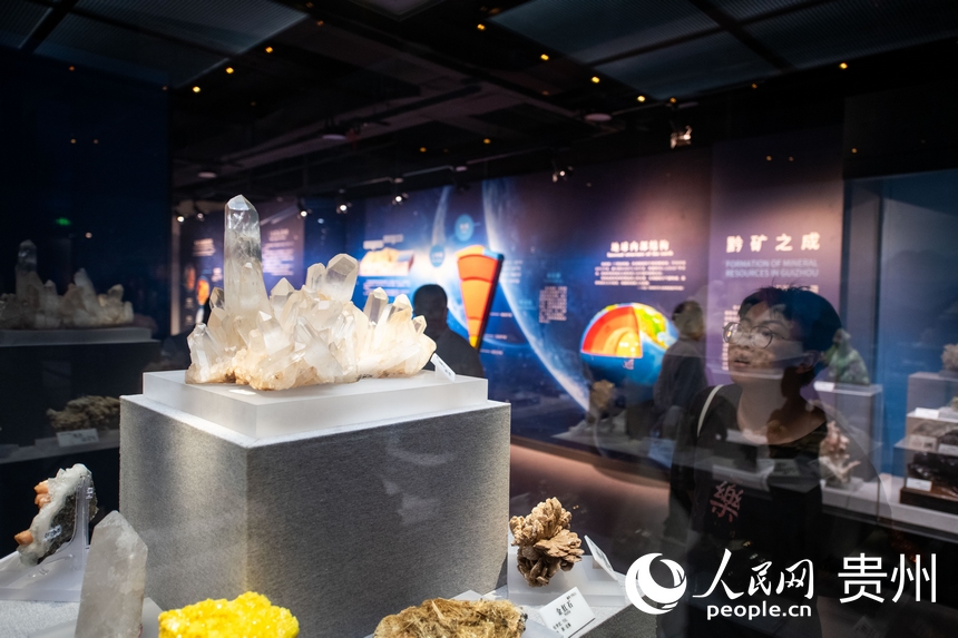 6月21日，在貴州省地質博物館，游客正在參觀游覽。人民網記者 翁奇羽攝