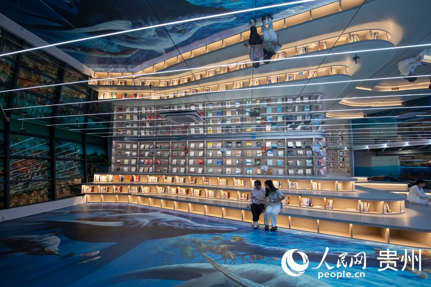 6月21日，在貴州省地質博物館，游客正在打卡拍照。人民網記者 翁奇羽攝