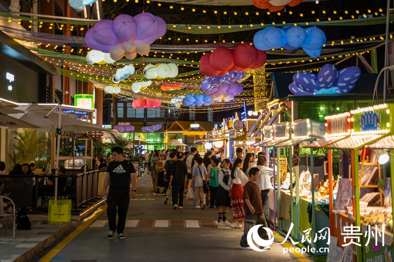 6月21日，貴陽新印廠霓虹閃爍，映照城市夜生活。人民網 陽茜攝