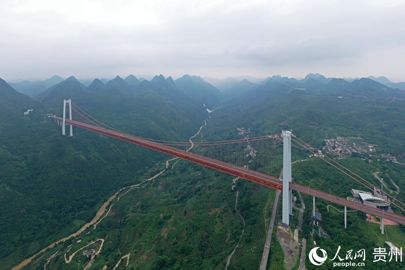 壩陵河大橋飛跨峽谷，雄奇壯美。人民網記者 翁奇羽攝 
