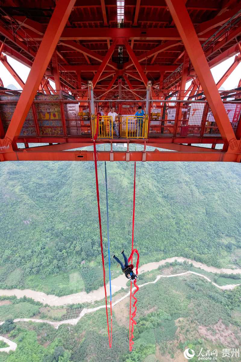 在壩陵河大橋上，游客雷先生縱身一躍，體驗蹦極，感覺極限運動帶來的刺激。人民網記者 翁奇羽攝