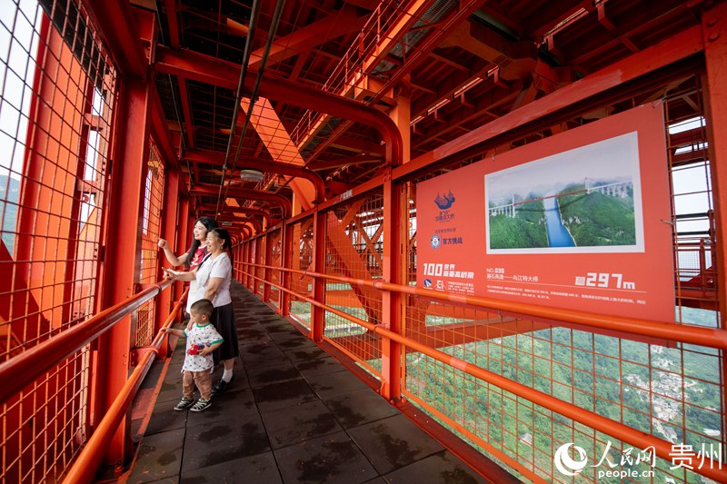 來自成都的游客李女士正帶著家人在壩陵河大橋橋體內部參觀游覽。人民網記者 翁奇羽攝